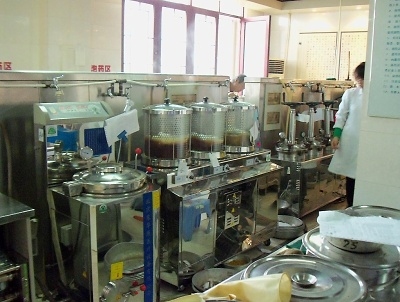 Laboratórium na prípravu odvarov v TČM klinike Tian Jin